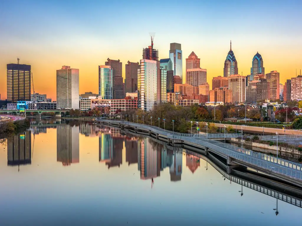 Filadelfia, Pensilvania, que muestra el horizonte del centro al atardecer en el fondo del río Schuylkill en primer plano con los edificios reflejados en el agua.