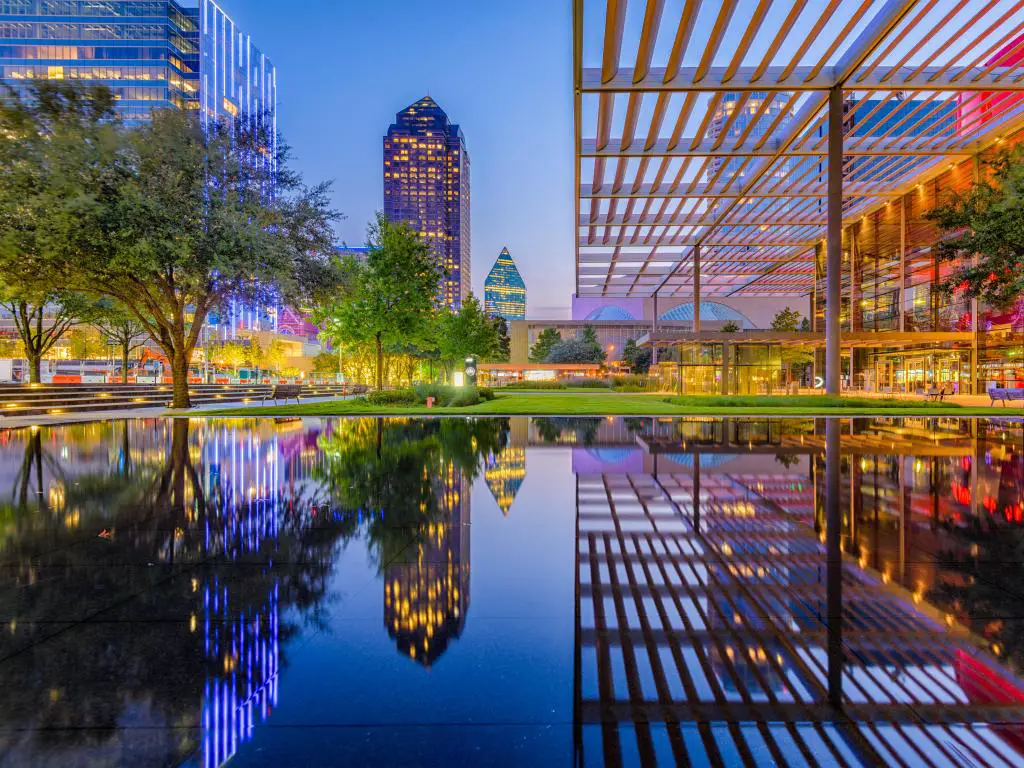 El paisaje urbano del centro de Dallas, Texas, EE.UU. en el crepúsculo.