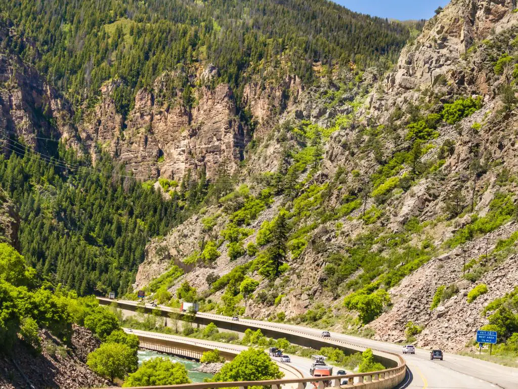 La ruta I-70 a través de Glenwood Canyon, Colorado, en el camino de Denver a Las Vegas.