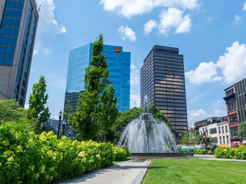 Hamilton, Ontario, Canadá, con una fuente que se encuentra en Gore Park en el centro de Hamilton, justo enfrente del centro comercial Jackson Square, tomada en un día soleado.