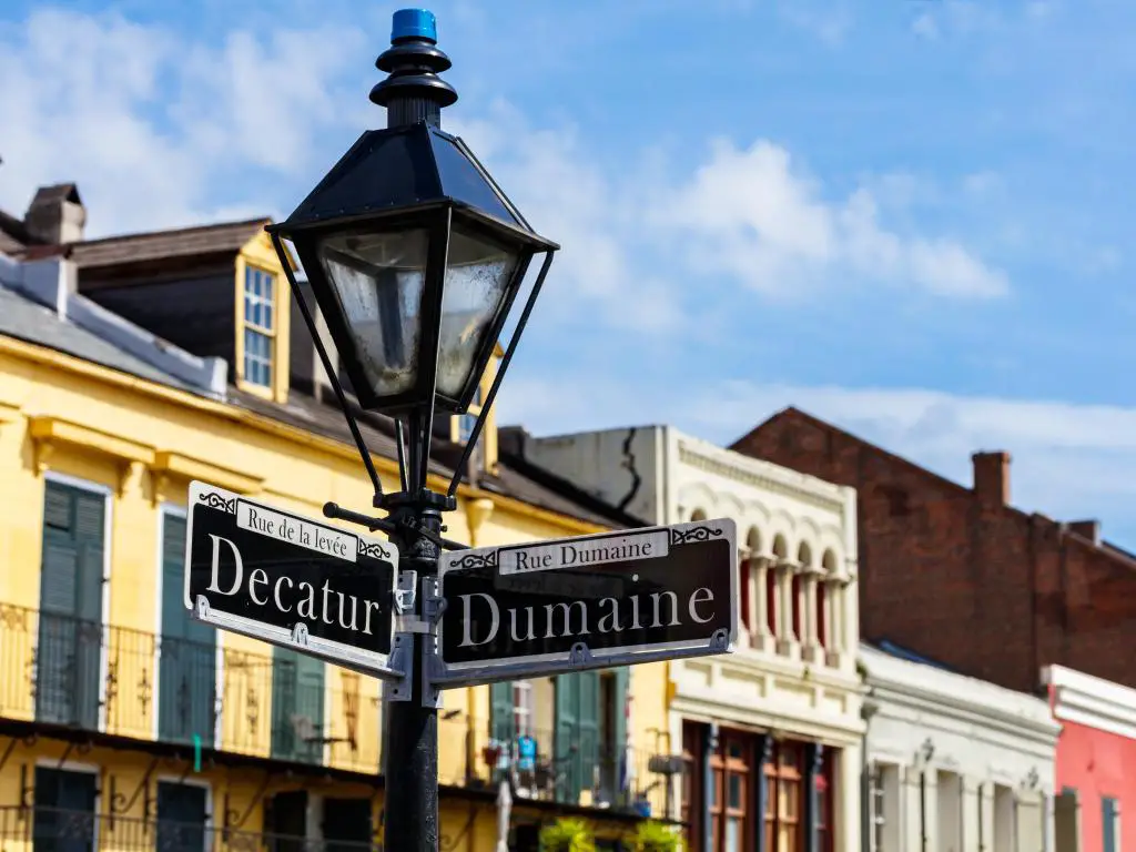 Los letreros de las calles y la arquitectura del Barrio Francés de Nueva Orleans, Luisiana