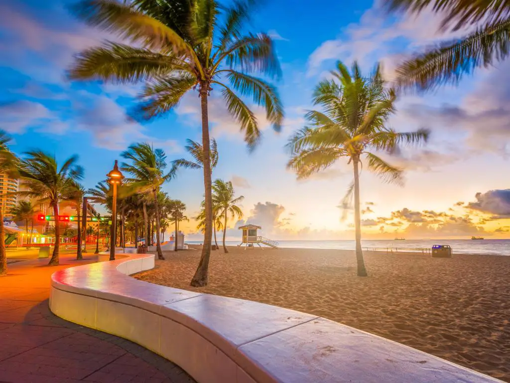 Fort Lauderdale Beach, Florida, EE.UU. al amanecer.