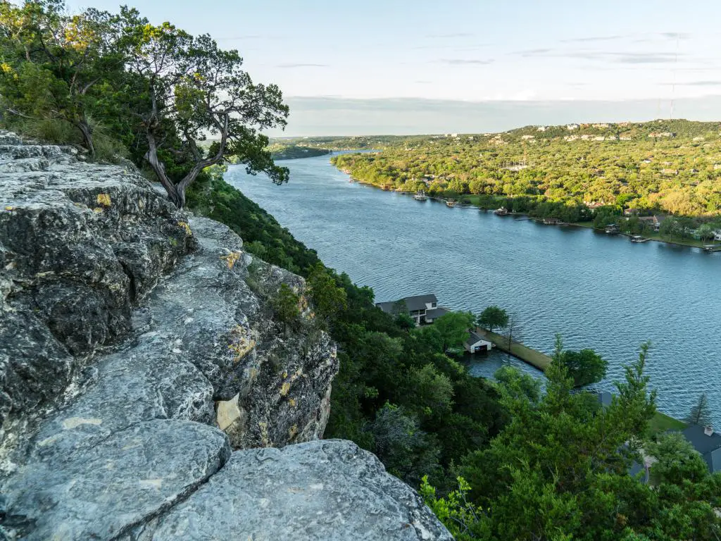 Mount Bonnell, Austin, el punto más alto de Austin con vista al río y las casas al fondo.