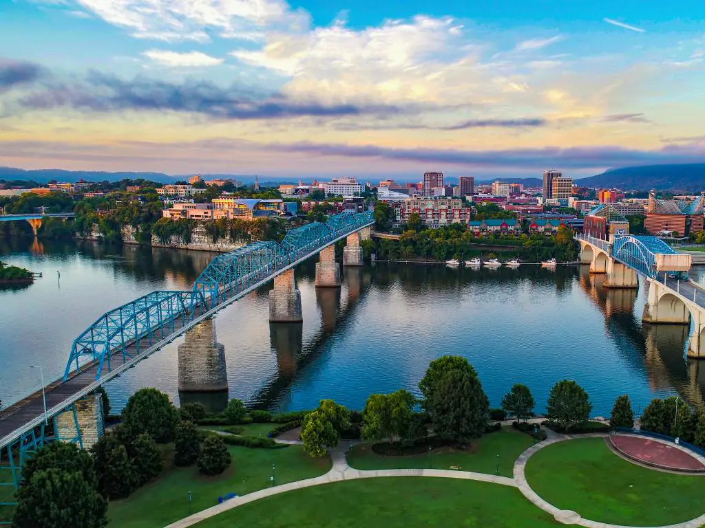 Toma escénica de Chattanooga y el río Tennessee