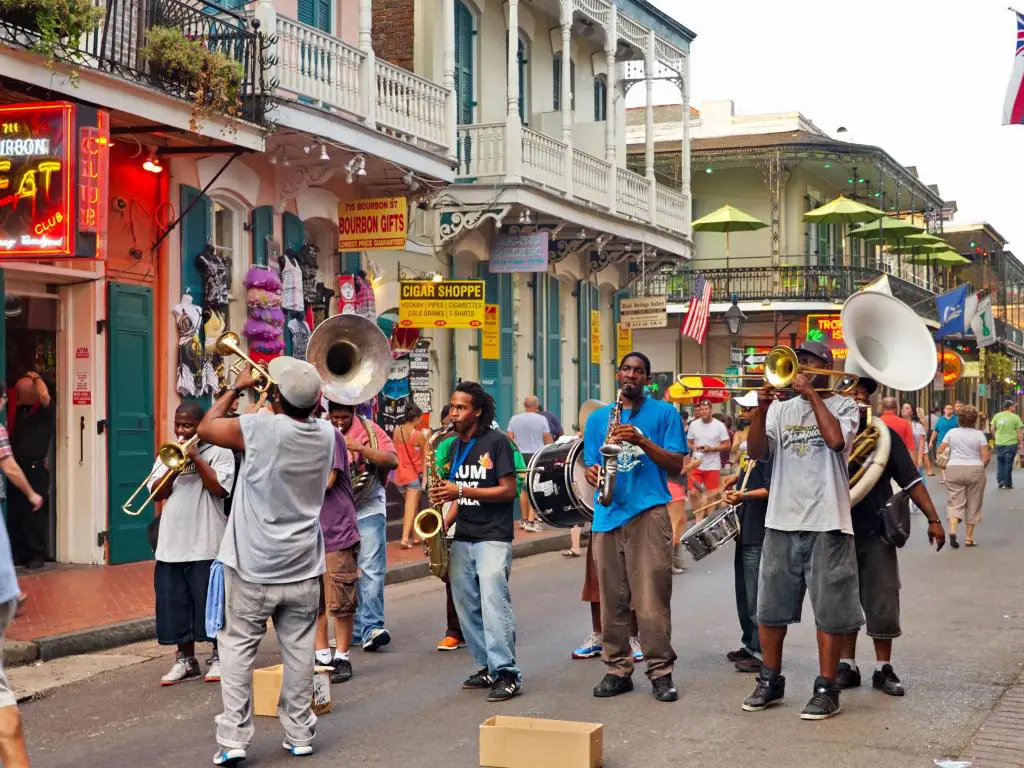 Una banda de jazz tocando en la famosa calle Bourbon de Nueva Orleans en una noche de verano.