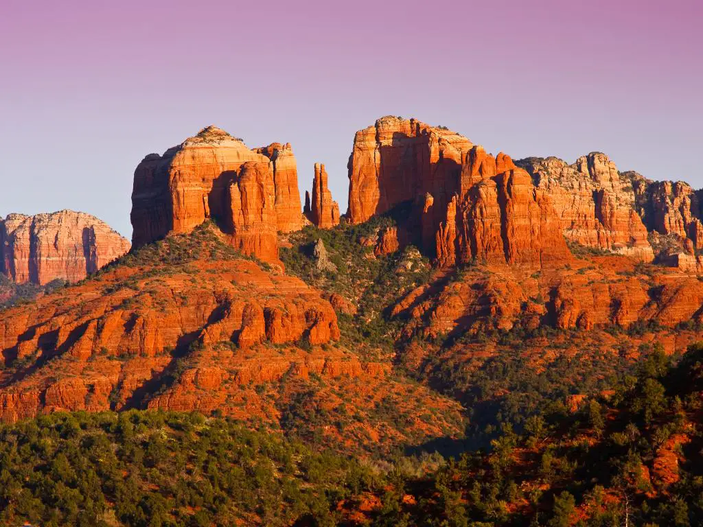 Las rocas rojas de Sedona, incluida la famosa Roca de la Catedral, se pueden ver en el viaje por carretera de Las Vegas a Phoenix