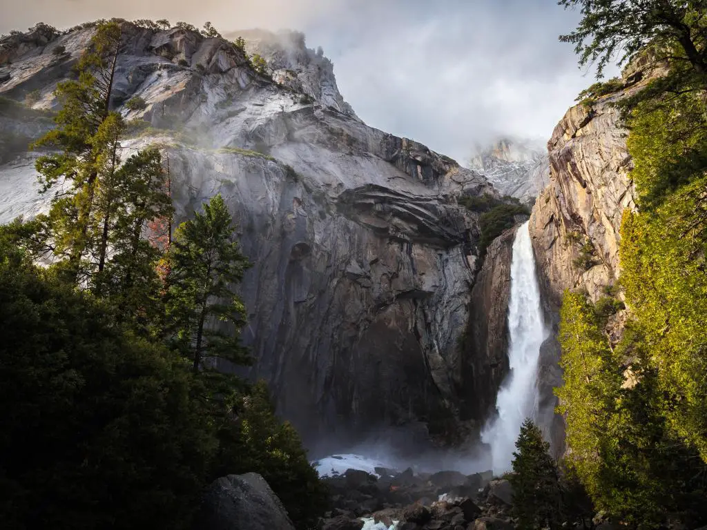Tormenta de invierno descendiendo sobre las cataratas de Yosemite, Parque Nacional Yosemite, California.