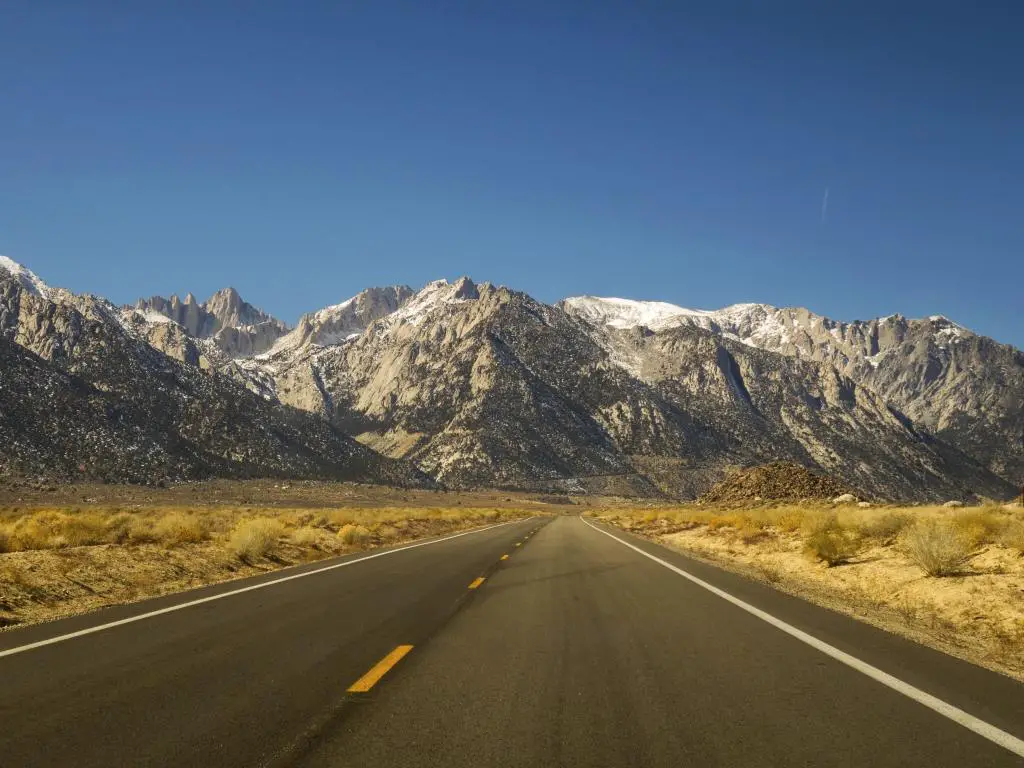 La icónica California State Highway 395 en Owens Valley, en los flancos orientales de las montañas de Sierra Nevada, con el lejano Monte Whitney en el horizonte.