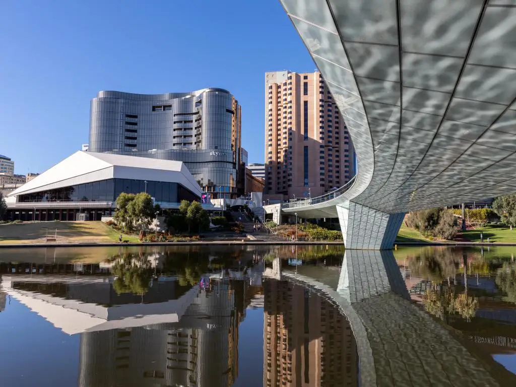 Paisaje urbano de Adelaide con puente reflejado en el río en primer plano