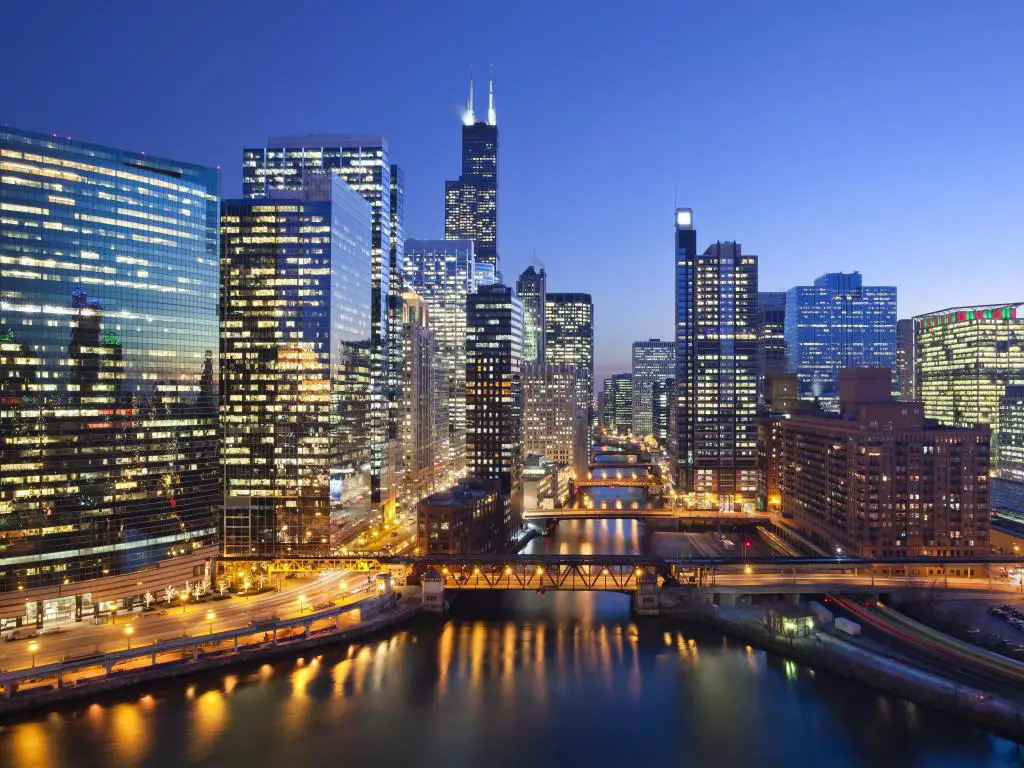 Chicago, Illinois, EE.UU. con el centro de la ciudad y el río Chicago con puentes durante la puesta de sol.