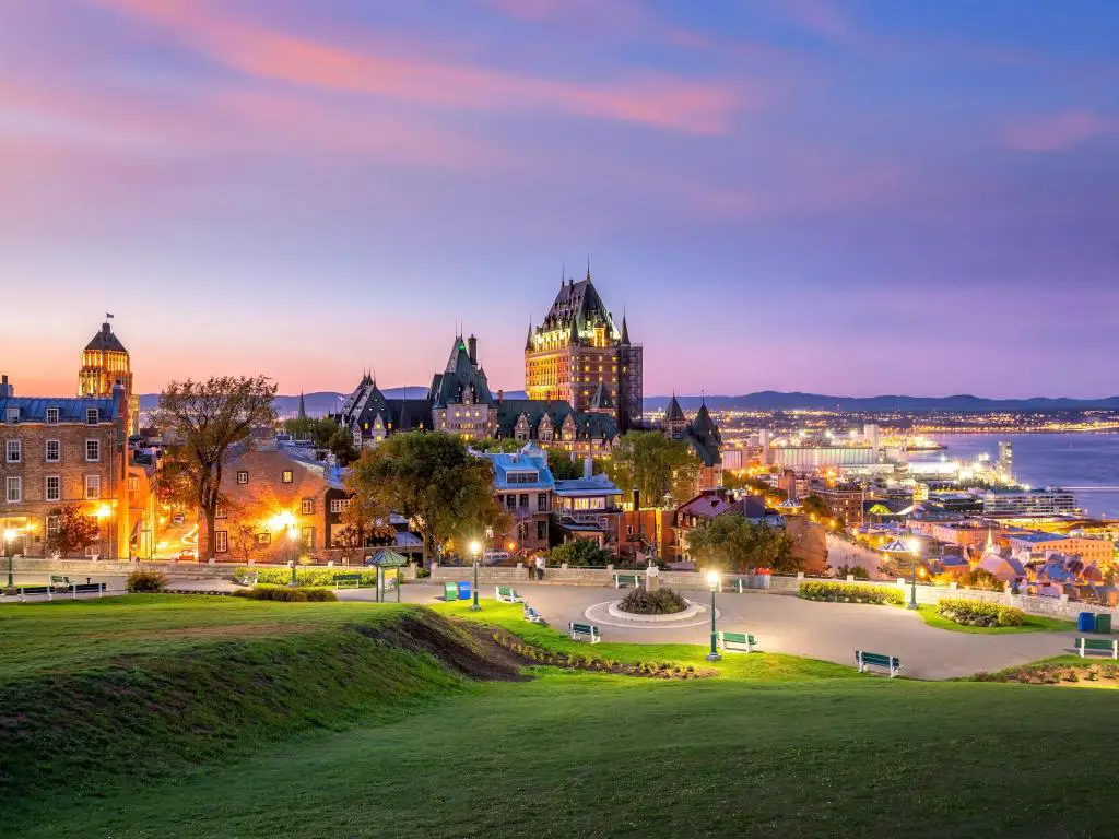 Ciudad de Quebec, Canadá, tomada como una vista panorámica del horizonte de la ciudad con el río San Lorenzo en el fondo y tomada a primera hora de la tarde con una gran área de césped en primer plano. 