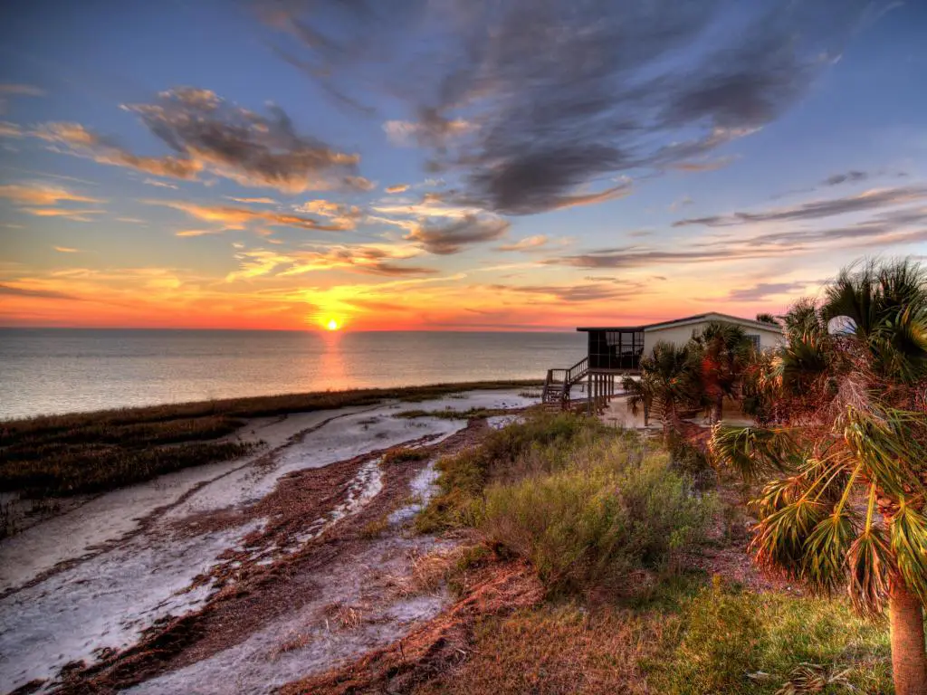 Puesta de sol sobre la costa de Florida.  Mirando hacia el Golfo de México
