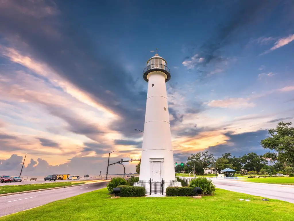 Biloxi, Mississippi USA con Biloxi Lighthouse al anochecer en el centro, hierba en primer plano y un espectacular cielo arriba.
