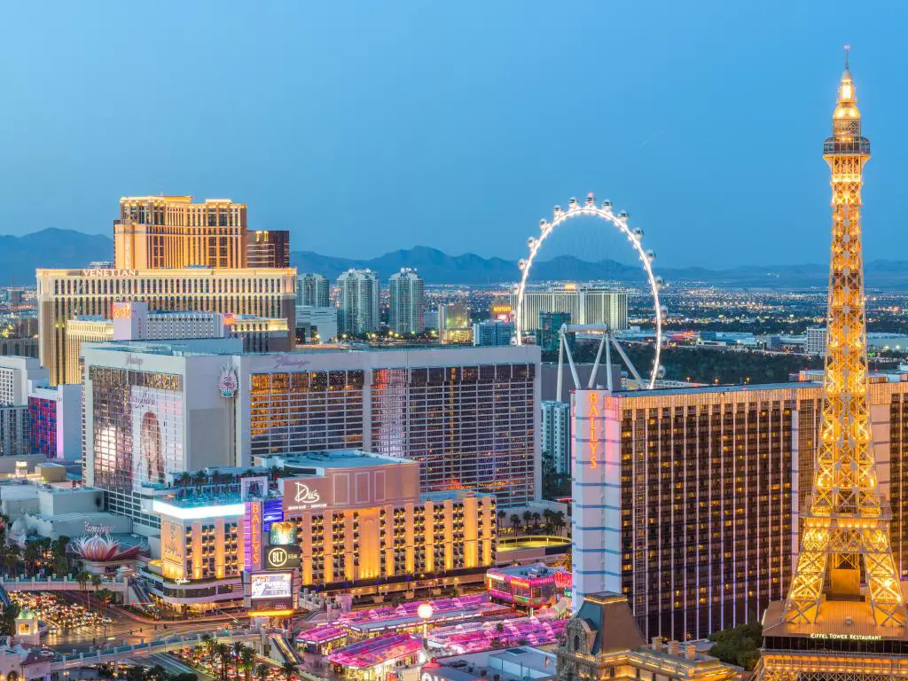 Las Vegas, Nevada, EE.UU. con hoteles y casinos a lo largo de la franja tomada al anochecer.
