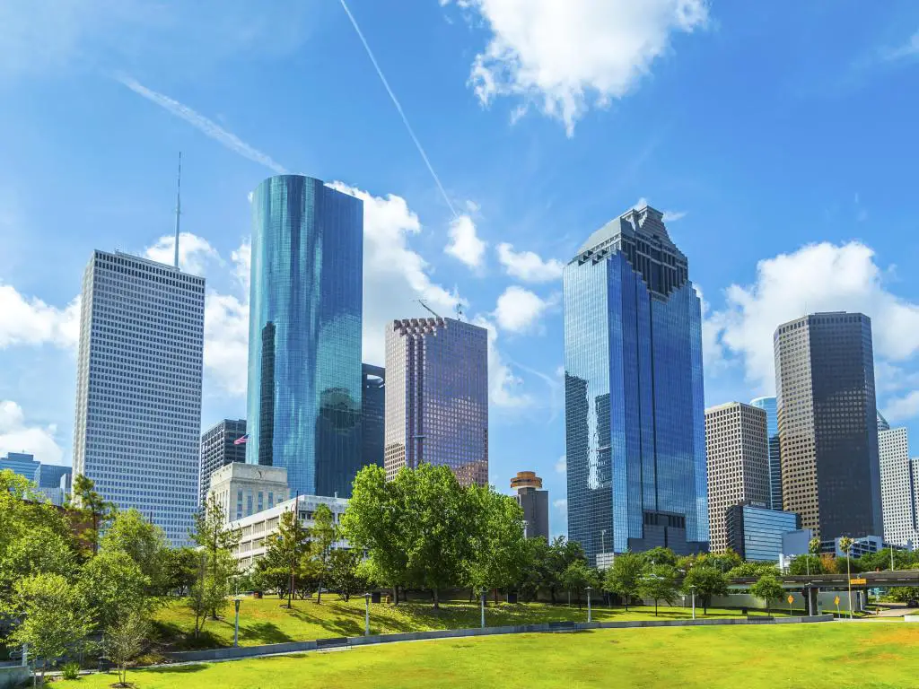 Houston, Texas, EE.UU. con un horizonte de Houston durante el día bajo un cielo azul.