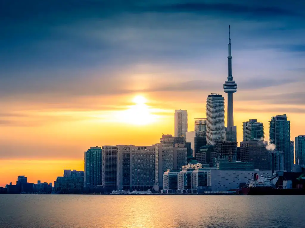 Edificios de gran altura del centro de Toronto vistos a través del lago Ontario en la luz dorada del atardecer