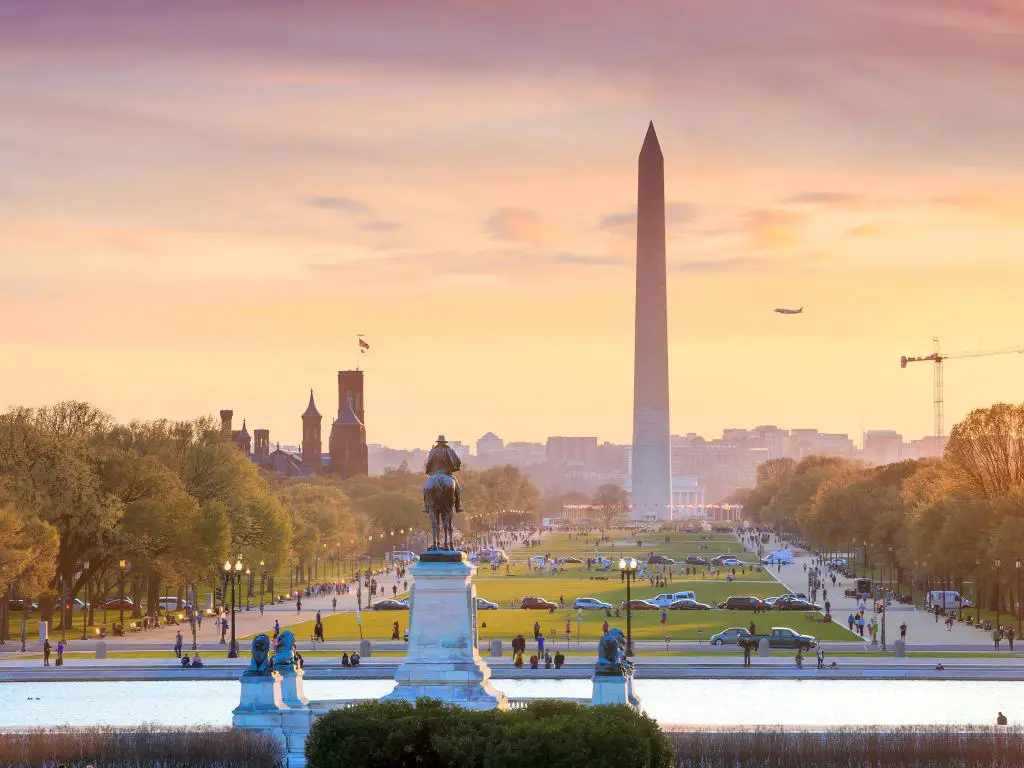 Washington DC, Estados Unidos, con vistas a la ciudad en un atardecer naranja, incluido el Monumento a Washington desde el edificio del Capitolio.