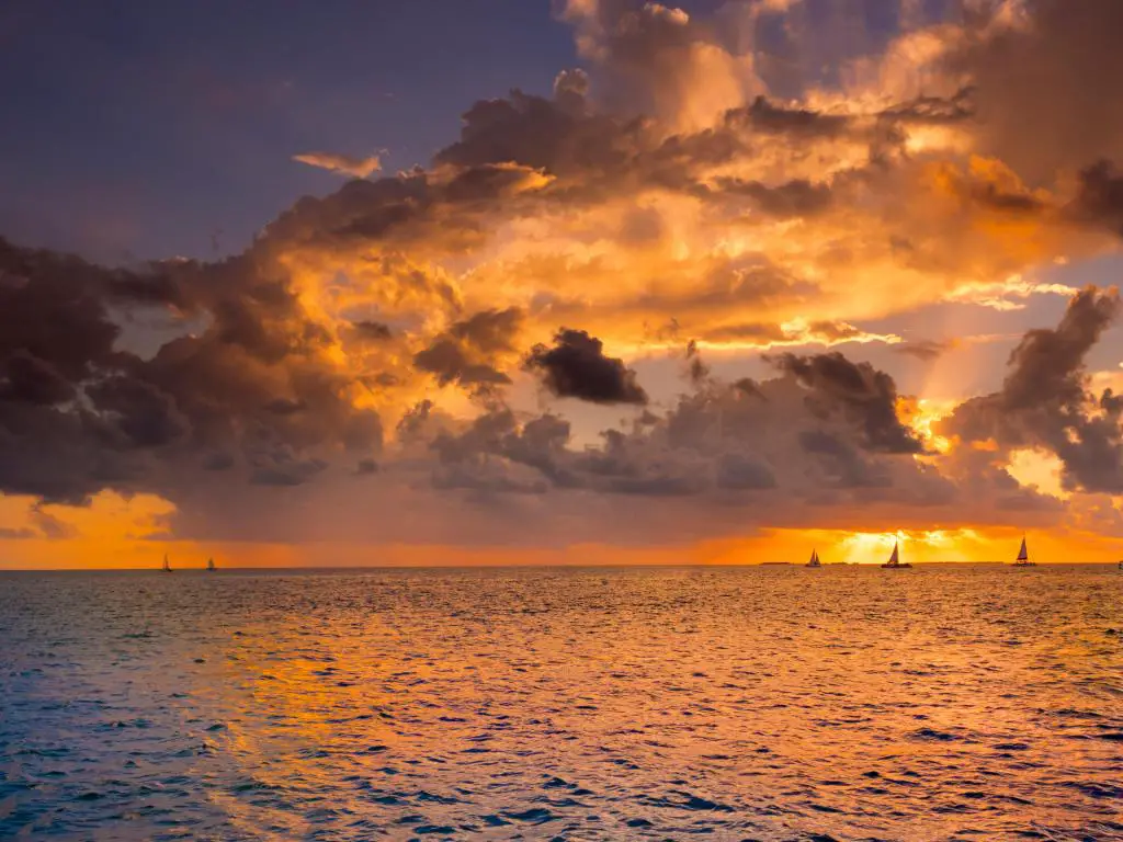 Mallory Square, Key West, Florida, con una espectacular puesta de sol capturando una vela al atardecer.