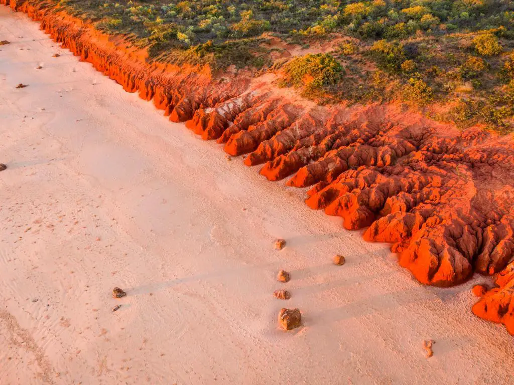 Acantilados costeros rojos de Riddell Beach en Broome, Australia Occidental al atardecer