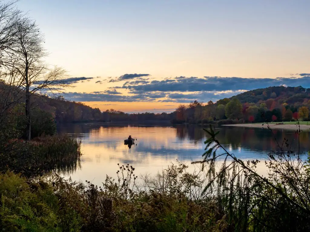 Lago Keystone en el Parque Estatal Keystone en Laurel Highlands de Pensilvania en el otoño antes del atardecer.