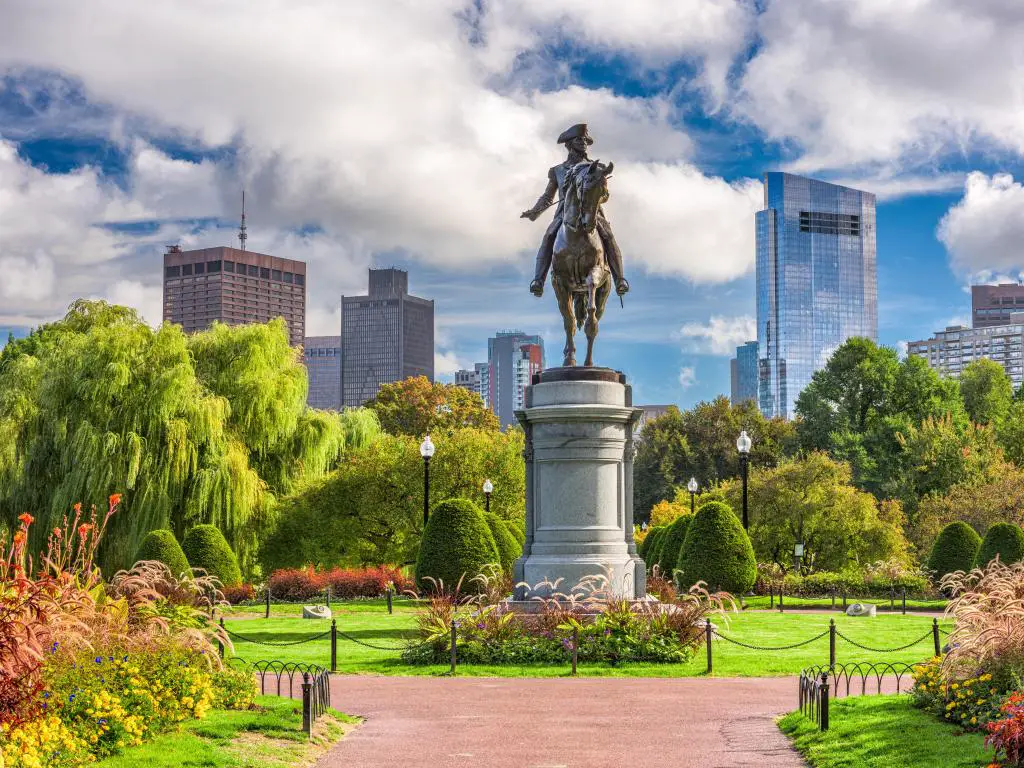 Monumento a George Washington en Public Garden en Boston, Massachusetts.