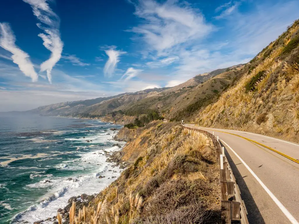 Una autopista vacía 1 con buen tiempo con una hermosa vista del océano en la costa del Pacífico, California 