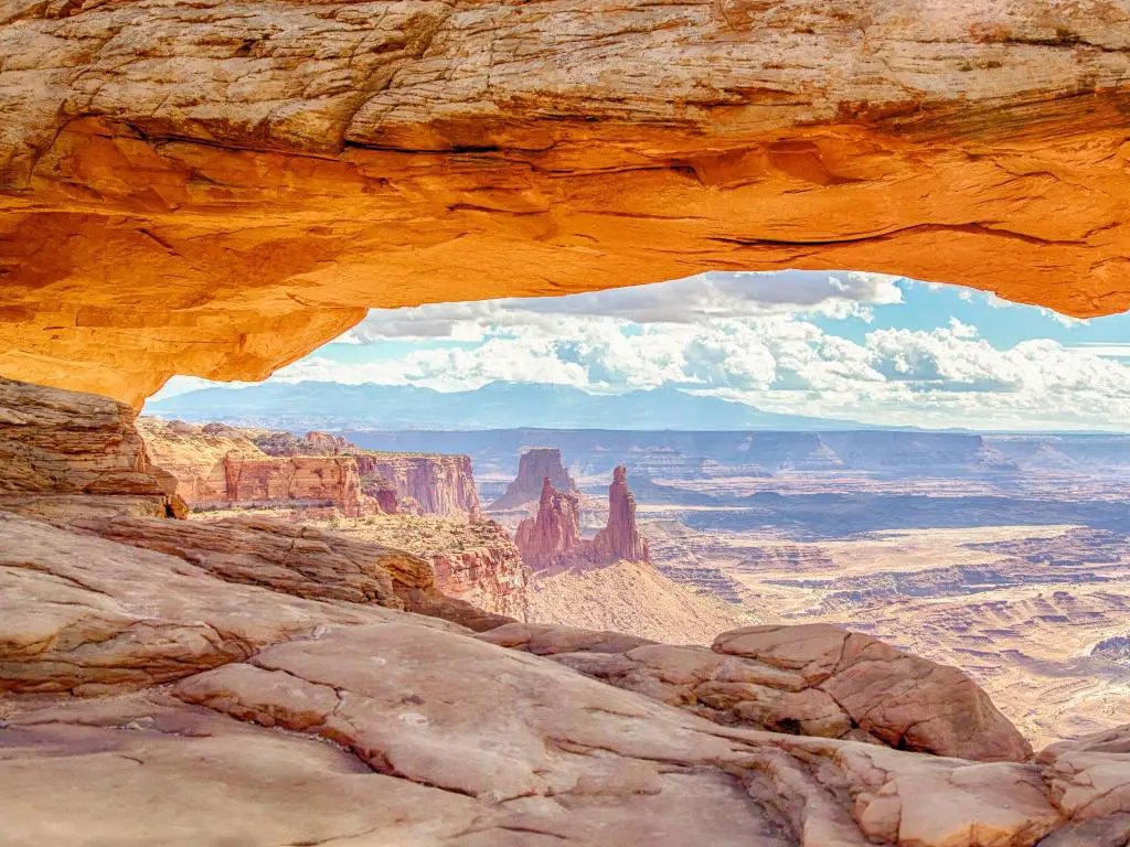 Vista panorámica del famoso Mesa Arch, símbolo icónico del oeste americano a la hermosa luz de la mañana