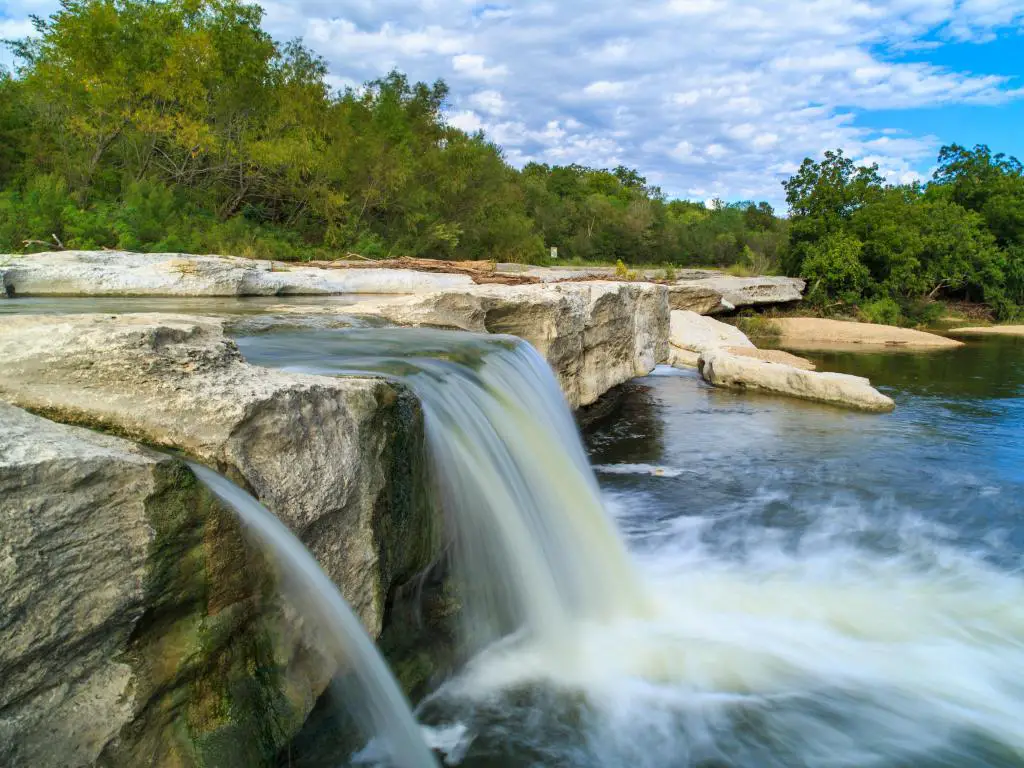 McKinney Falls State Park, Austin, Texas, EE.UU. tomada en Lower Falls con árboles en el fondo y tomada en un día soleado.
