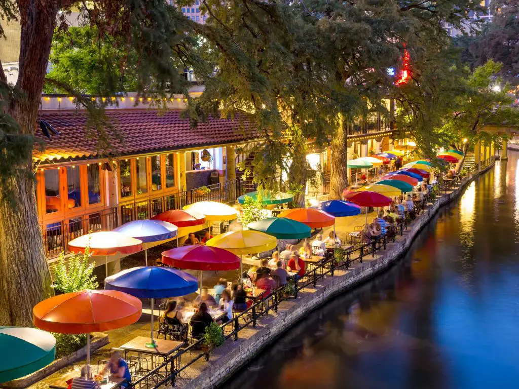 Sombrillas de colores brillantes afuera de los restaurantes ubicados al otro lado del paseo del río San Antonio
