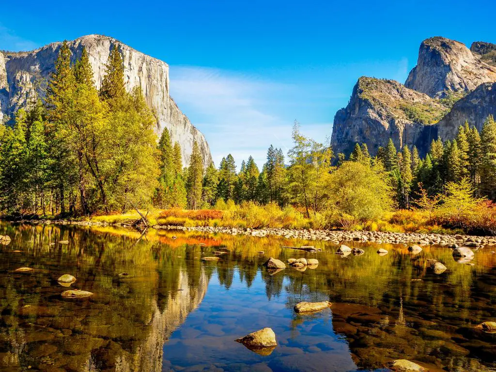 Montañas rocosas reflejadas en agua clara y tranquila en el Parque Nacional Yosemite
