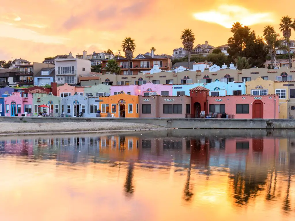 Santa Cruz, California, con coloridos edificios con vista al mar y una puesta de sol detrás.