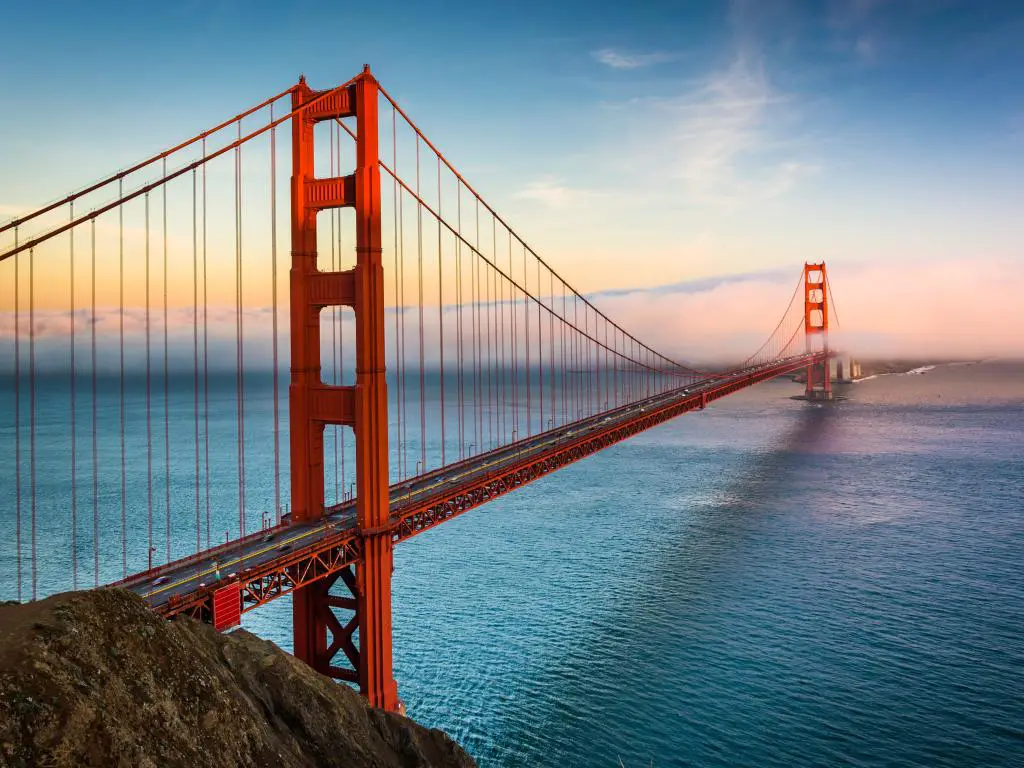 Vista de la puesta de sol del puente Golden Gate y niebla de Battery Spencer, área recreativa nacional Golden Gate, en San Francisco, California.