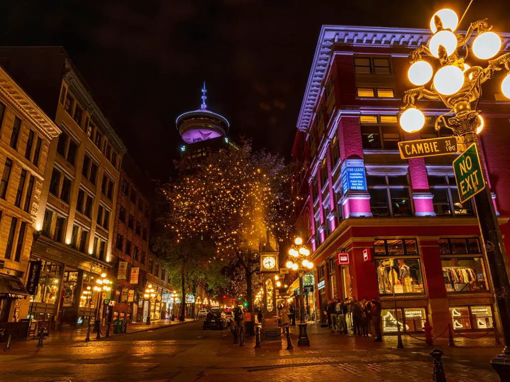 Vancouver, BC/Canadá tomada de noche en la escena de Gastown en Vancouver con el icónico reloj de vapor antiguo y filas de edificios iluminados por farolas. 