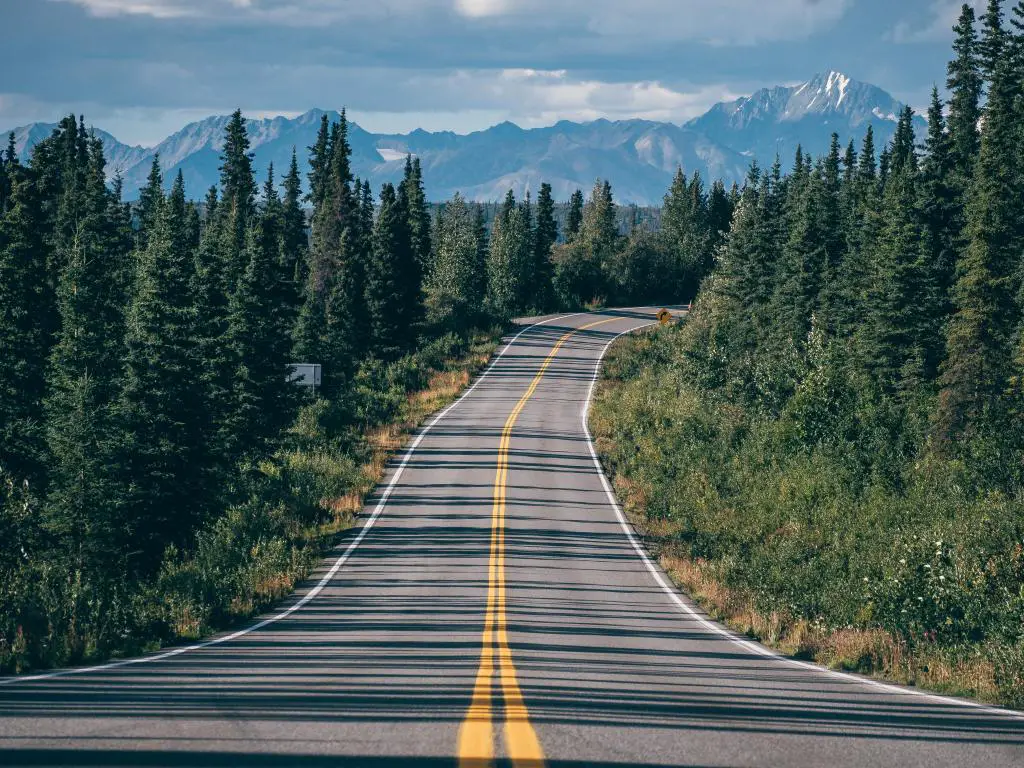 El impresionante paisaje que atraviesa los bosques y las montañas en la carretera de Alaska.