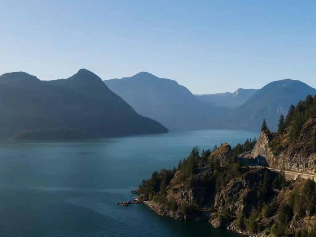 Sea to Sky Highway en Howe Sound, al norte de Vancouver: una de las carreteras más pintorescas para conducir por Canadá