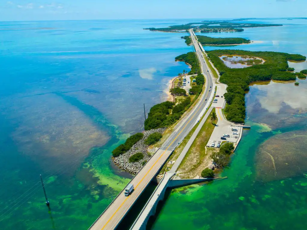 Isla de Key West, Florida Keys, EE. UU. Tomada como una toma aérea que muestra la autopista Overseas Highway a la isla de Key West.