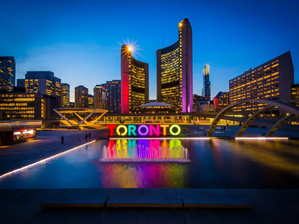 Vista de Nathan Phillips Square y Toronto Sign en el centro por la noche, en Toronto