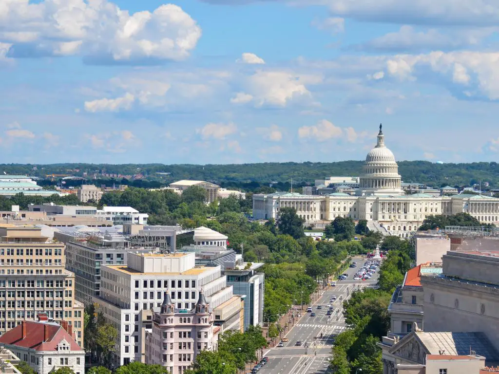 Washington DC, EE. UU. Con una vista aérea de la calle Pennsylvania con edificios federales, incluido el edificio de Archivos de EE. UU., el Departamento de Justicia y el Capitolio de EE. UU.