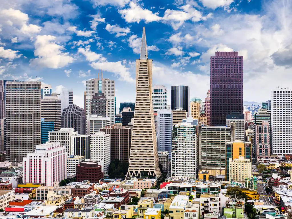 San Francisco, California, Estados Unidos, con los impresionantes rascacielos en primer plano bajo un cielo nublado pero azul y soleado. 