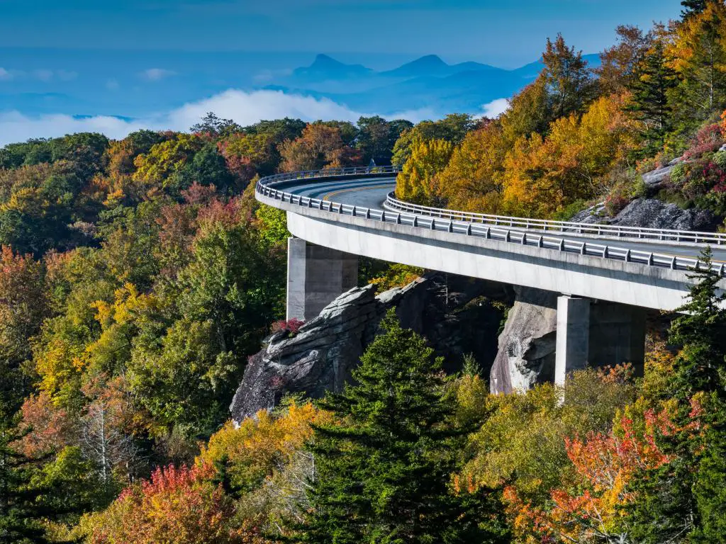 Impresionantes colores y paisajes otoñales rodean la Blue Ridge Parkway