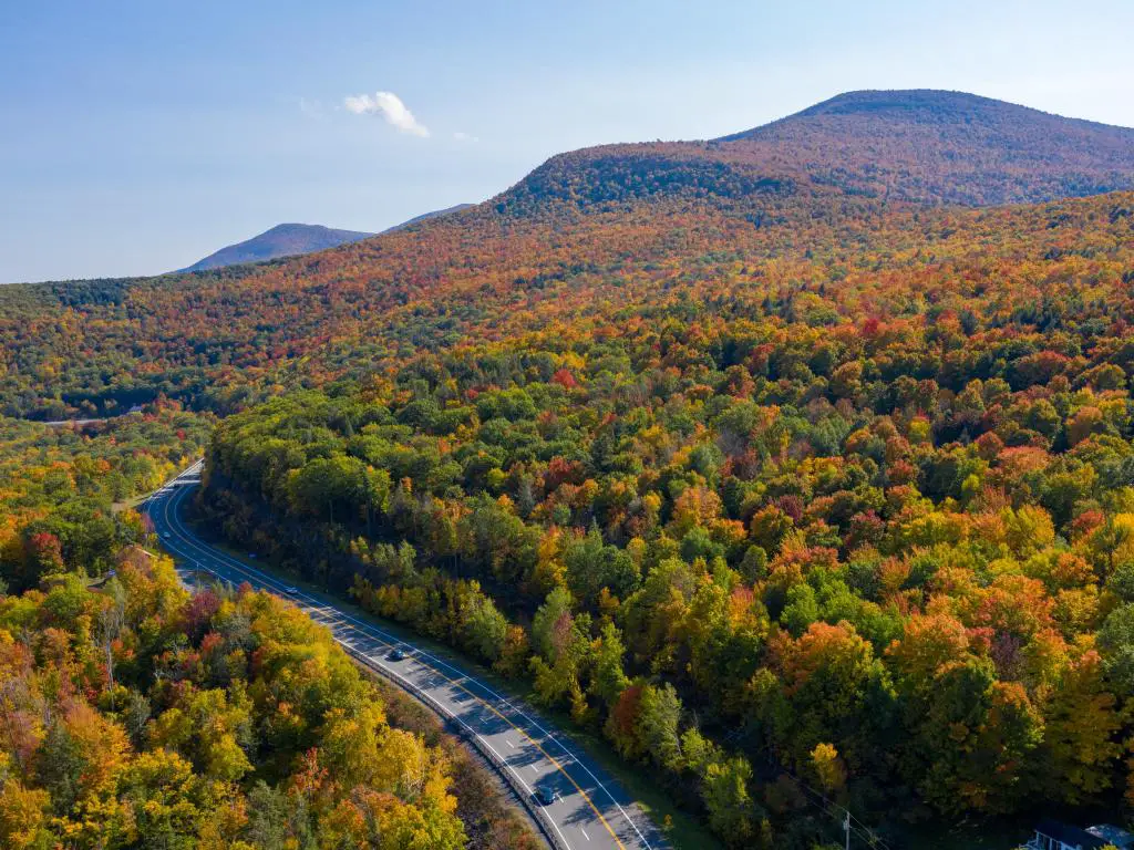 Vista aérea del follaje de otoño a lo largo de las montañas Catskill en el estado de Nueva York a lo largo de Five State Lookout.