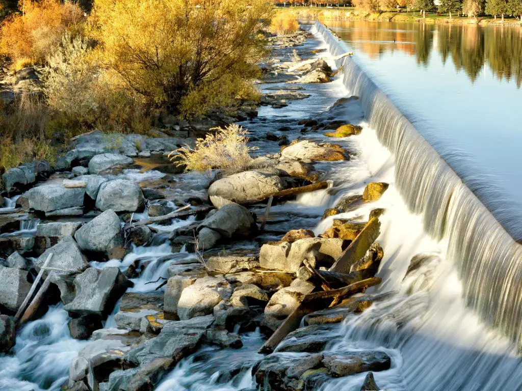 Una vista otoñal de la caída de agua que la ciudad de Idaho Falls