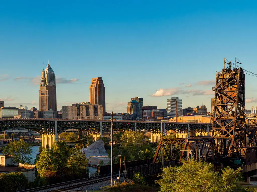 Vista panorámica de Cleveland Ohio con puentes que cruzan Cuyahoga, justo antes del atardecer