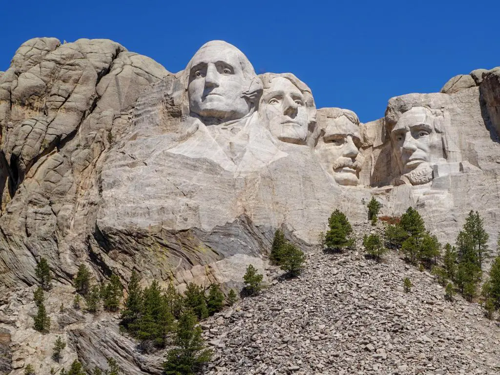 Monumento Nacional Monte Rushmore, Dakota del Sur, EE.UU. tomado en uno de los famosos parques nacionales y monumentos en un día claro y soleado.