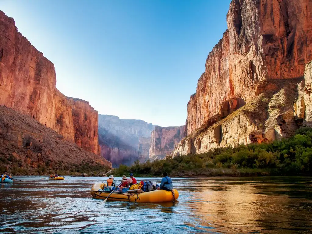 Hacer rafting por el río Colorado es una de las mejores cosas que se pueden hacer en un viaje por carretera desde Denver hasta el Gran Cañón.