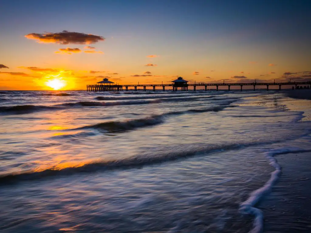 Vistas del Golfo de México al atardecer desde una playa en Fort Myers, con luz que brilla en el agua