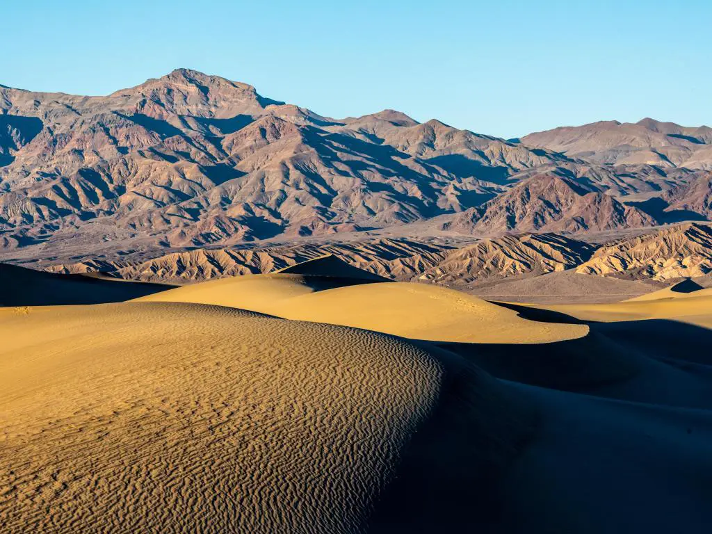 Luces y sombras cayendo sobre las arenas de Mesquite Dunes, Parque Nacional Death Valley