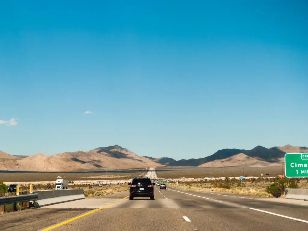 Autopista interestatal 15 en Mojave en una mañana soleada con una vista panorámica de las montañas.