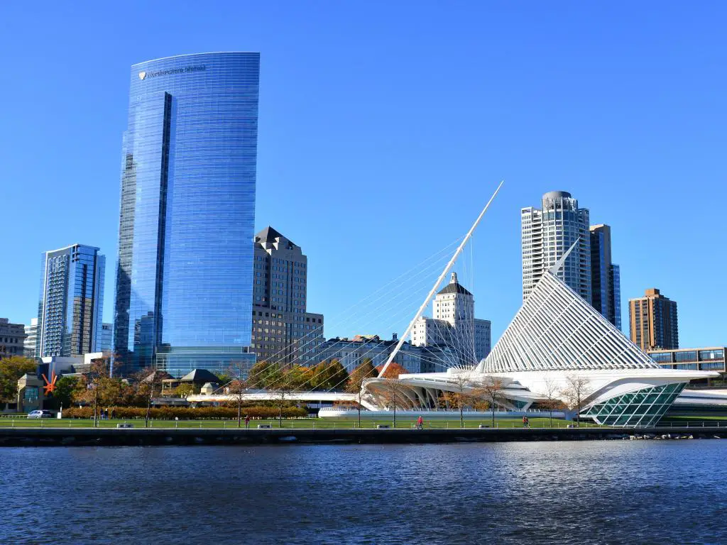 La arquitectura diseñada por Calatrava del Museo de Arte de Milwaukee con el edificio Northwestern Mutual llenando el cielo en este paisaje urbano.