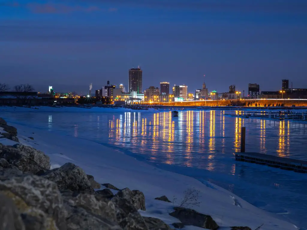 Buffalo, Nueva York, EE.UU. con una vista del horizonte del centro de Buffalo desde una perspectiva diferente con una vista del puerto deportivo de Erie Basin tomada por la noche.